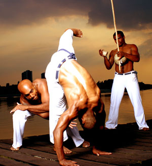 Chicos practicando Capoeira 