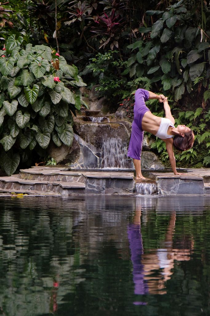 Mujer practicando yoga en exteriores