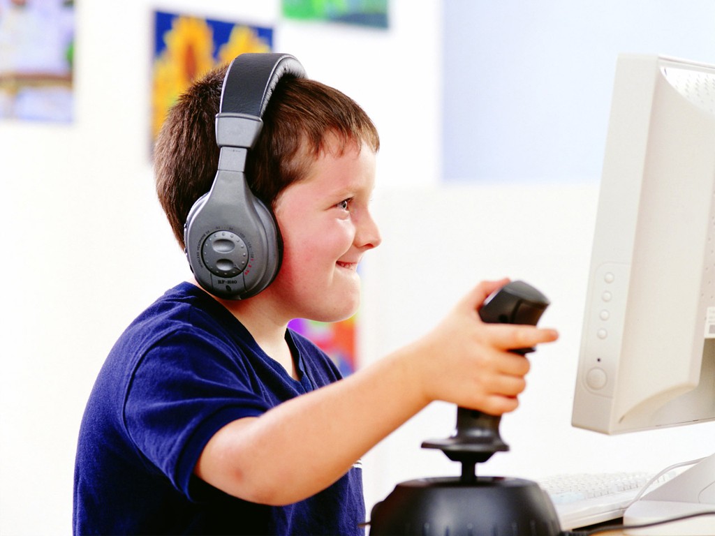 Niño jugando con un videojuego